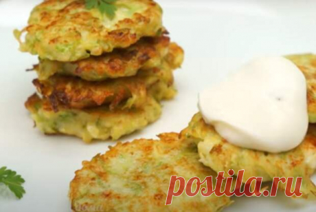 Вкусные оладьи из кабачков с творогом - Вкусные рецепты - медиаплатформа МирТесен Летом мы все любим экспериментировать и готовить необычные блюда. Мы предлагаем вам сделать к завтраку вкусные оладьи из кабачков с творогом. Блюдо получается очень нежным и сочным. Кабачки прекрасно впишутся в ваше повседневное меню, понравятся близким и станут довольно популярны. Необходимые