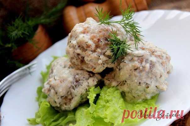 Невероятно нежные тефтели с гречкой в сливочном соусе 


Полноценный ужин!









Ингредиенты:
гречневая крупа — 100 г;фарш домашний — 400 гр.яйцо — 1 шт.;лук — 1 шт.;соль, приправы — по вкусу
Для соуса.сметана — 100 гр.зелень по желанию.вода — 50 мл.
…