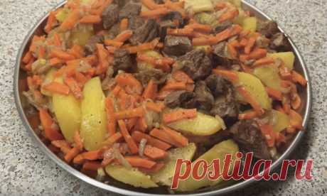 Режем тесто на квадраты и высыпаем на сковородку: жарим с мясом и овощами