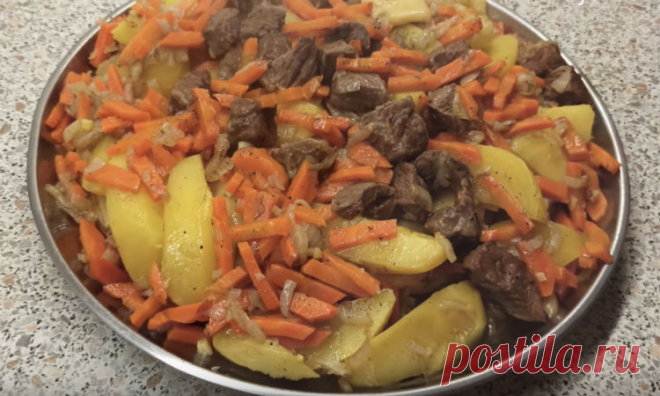 Режем тесто на квадраты и высыпаем на сковородку: жарим с мясом и овощами