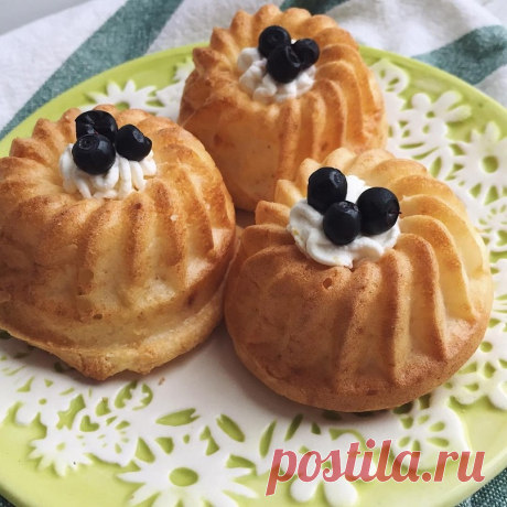 Безумно вкусные лимонные кексы Обязательно попробуйте их 
Ингредиенты:
•Яйцо-2 шт
•Мука( рисовая)-150 гр
•Мягкий творог(или сметана)-250 гр
•Разрыхлитель-1 ч.л.
•Подсластитель-по вкусу
•Цедра лимона-от 1 шт
Готовим:
Отделить белки от желтков. Белки взбить отдельно до крепкой пены. Желтки смешать с мягким творогом, мукой, разрыхлителем и натертой цедрой лимона. Аккуратно добавить взбитые белки. Перелить по формам и выпекать в духовке при 180* ~20 мин. Готово!