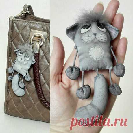 У подруги скоро День рождения??? Нужен ПОДАРОК??? Котик Мурзик  в виде брелока или подвески на сумкусоставит ей компанию. Такой пронзительный взгляд не оставит подругу равнодушной.

Кольцо для ключей можно заменить на заглушку для гнезда наушников, и тогда Мурзик с удовольствием повисит на телефоне . 

Стоит такой брелочек размером около 10 см 600 рублей с пересылкой . 

Заказы по контактам в профиле @pampulandiyatoys или пишите в комментариях
