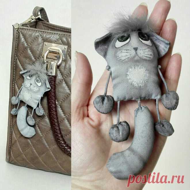 У подруги скоро День рождения??? Нужен ПОДАРОК??? Котик Мурзик  в виде брелока или подвески на сумкусоставит ей компанию. Такой пронзительный взгляд не оставит подругу равнодушной.

Кольцо для ключей можно заменить на заглушку для гнезда наушников, и тогда Мурзик с удовольствием повисит на телефоне . 

Стоит такой брелочек размером около 10 см 600 рублей с пересылкой . 

Заказы по контактам в профиле @pampulandiyatoys или пишите в комментариях