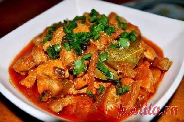 Азу

Ингредиенты:
-мясо (у меня свинина) - 500 гр,
-лук репчатый - 1 шт,
-огурцы соленые - 3-4 шт (некрупные, если крупные, то 1-2),
-чеснок - 2-3 дольки,
-томатная паста - 2-3 ст. л.,
-лавровый лист,
-черный перец горошком

Приготовление:
Мясо промыть, нарезать соломкой и слегка обжарить на сковороде с толстым дном. Добавить порезанный полукольцами лук, жарить, пока лук не станет мягким.
Добавить томатную пасту, мелко порезанные огурцы, продавленный чеснок, лавровый лист ...