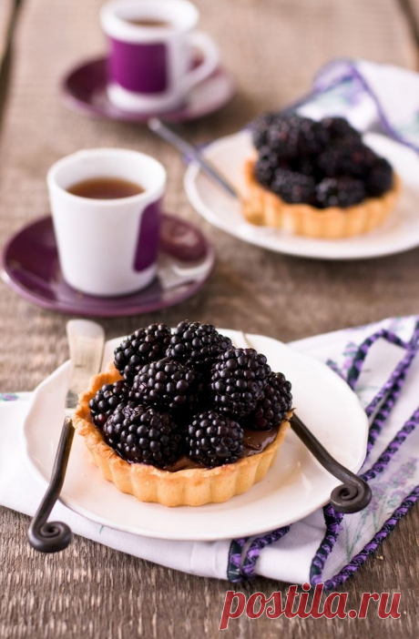 Десе́рт (от фр. dessert, от desservir — «убирать со стола») — завершающее блюдо стола, предназначенное для получения приятных вкусовых ощущений в конце обеда