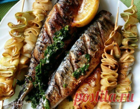 Скумбрия с кабачками и соусом из петрушки. Ингредиенты: скумбрия, аджика, растительное масло | Официальный сайт кулинарных рецептов Юлии Высоцкой