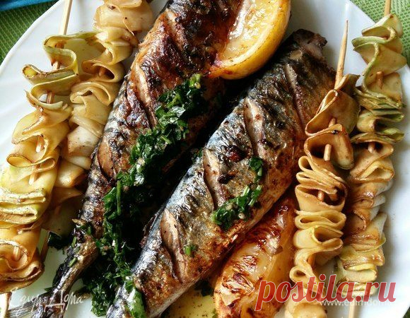 Скумбрия с кабачками и соусом из петрушки. Ингредиенты: скумбрия, аджика, растительное масло | Официальный сайт кулинарных рецептов Юлии Высоцкой