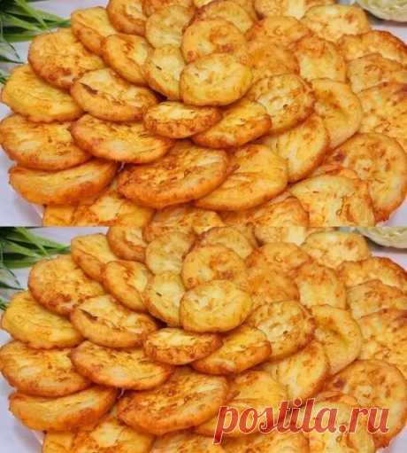 Кабачки как пирожки! Полезный и вкусный завтрак из кабачков.

Ингредиенты:
цукини — 2 шт. (посолить 0,5 ч. л. соли и оставить на 10 мину),
яйца — 2 шт.,
соль — 0,5 ч. л.,
греческий йогурт — 100 гр.,
мука — 3-4 ст. л.,
сыр — 50 гр.

Готовим:
Помойте цукини и нарежьте их на тонкие кружочки.
Посолите цукини, добавив 0,5 чайной ложки соли, и оставьте на 10 минут. Затем вытрите цукини с помощью бумажных полотенец или чистой ткани, чтобы удалить излишки соли и влаги.

Взбейте яй...