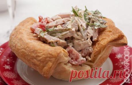 Салат «Портос» на тарталетке из слоёного теста — кулинарный рецепт