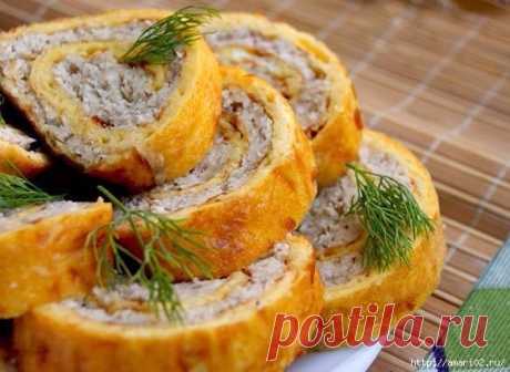 Омлетный рулет с куриной начинкой.