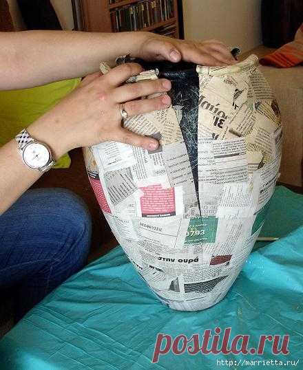 До чего же красивая напольная ваза из папье-маше! 
Просто обожаю наличие ваз в интерьере, особенно мне нравятся большие напольные вазы. Вазы являются одними из самых древних предметов обихода в доме, а для благоприятного фен шуй - ваза просто необход…
