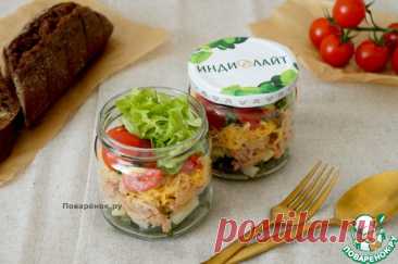 Салат с тушёнкой из индейки. Перед дачным сезоном всегда закупаемся тушёнкой. В этот раз попробовали тушёнку из индейки. Продукт полезный и диетический. Нам понравилась: сочная, мягкая и питательная. Такая будет хороша не только в горячих, но и в холодных блюдах. Предлагаю попробовать летний яркий салат с тушёнкой. Для пикника его удобно готовить в контейнере или в порционных баночках.