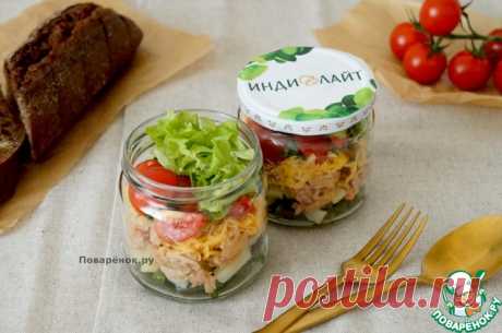 Салат с тушёнкой из индейки. Перед дачным сезоном всегда закупаемся тушёнкой. В этот раз попробовали тушёнку из индейки. Продукт полезный и диетический. Нам понравилась: сочная, мягкая и питательная. Такая будет хороша не только в горячих, но и в холодных блюдах. Предлагаю попробовать летний яркий салат с тушёнкой. Для пикника его удобно готовить в контейнере или в порционных баночках.