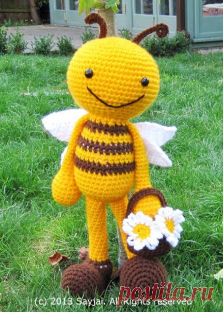 Happy Bee with Flower Basket Amigurumi Crochet Pattern ~ Amigurumi crochet patterns ~ K and J Dolls / K and J Publishing