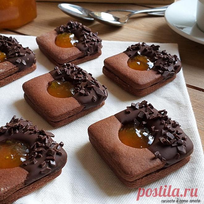 BISCOTTO SACHER cioccolato e marmellata | Cucinare è come amare BISCOTTO SACHER cioccolato e marmellata è un dolce golosissimo con base pasta frolla al cacao e ripieno di marmellata di albicocche.