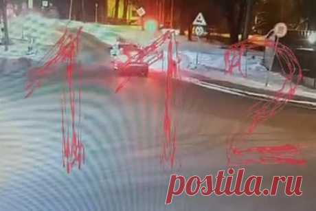 Электричка снесла выехавшее на переезд такси в Подмосковье и попала на видео. У подмосковной платформы Ивантеевка электричка снесла такси, выехавшее на железнодорожный переезд. На появившемся ролике видно, как таксист в темное время суток выезжает на железнодорожные пути, вопреки предупреждающим знакам. Автомобиль таранит проходящий в это время состав.