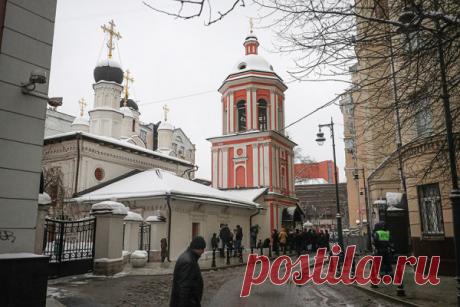 Прощание с режиссером Сергеем Соловьевым в Москве. Фоторепортаж. В Москве в церкви Ионанна Богослова простились с режиссером Сергеем Соловьевым. Среди его самых известных работ — «Асса», «Анна Каренина», «Черная роза — эмблема печали, красная роза — эмблема любви». Режиссер умер 13 декабря в возрасте 77 лет. Кто пришел с ним проститься — в фоторепортаже РБК
