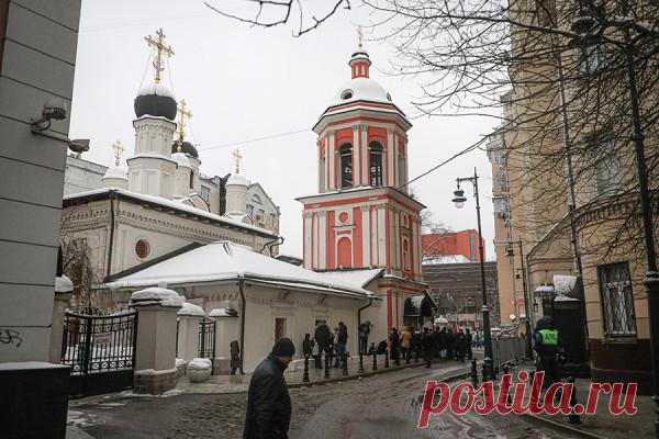 Прощание с режиссером Сергеем Соловьевым в Москве. Фоторепортаж. В Москве в церкви Ионанна Богослова простились с режиссером Сергеем Соловьевым. Среди его самых известных работ — «Асса», «Анна Каренина», «Черная роза — эмблема печали, красная роза — эмблема любви». Режиссер умер 13 декабря в возрасте 77 лет. Кто пришел с ним проститься — в фоторепортаже РБК