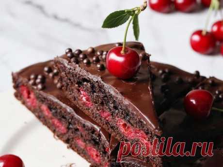 Шоколадный пирог с вишней 🍒 рецепт Надеюсь, что вам тоже эти фото покажутся приятными и точно решитесь приготовить этот шикарный и простой 🍩 Шоколадный пирог с вишней 🍒. Вы обязательно должны его испечь, и неважно какая вишня у вас в наличии, свежая или из морозилки, обалденно вкусно получится в любом случае. Идеальное сочетание шоколад + вишенки, 🍒 а с покрытием из глазури потягается с многими тортами. С чашкой утреннего кофе - это феерически прекрасно 😀