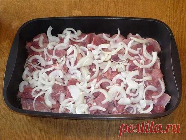 Свинина, запеченная с овощами под соусом бешамель

Свинина с овощами под соусом бешамель получается очень нежной и ароматной. Овощи, пропитываясь соусом бешамель, приобретают приятный сливочный вкус. Блюдо может украсить как праздничный стол, так и приятно порадовать близких во время совместного обеда.

Ингредиенты:
Нежирная свинина (вырезка) – 600 г.
Репчатый лук – 2 шт.
Сливочное масло – 100 г.
Пшеничная мука – 3 ст.л. с горкой
Молоко (у меня – 2,5% жирности) – 600-700 м...