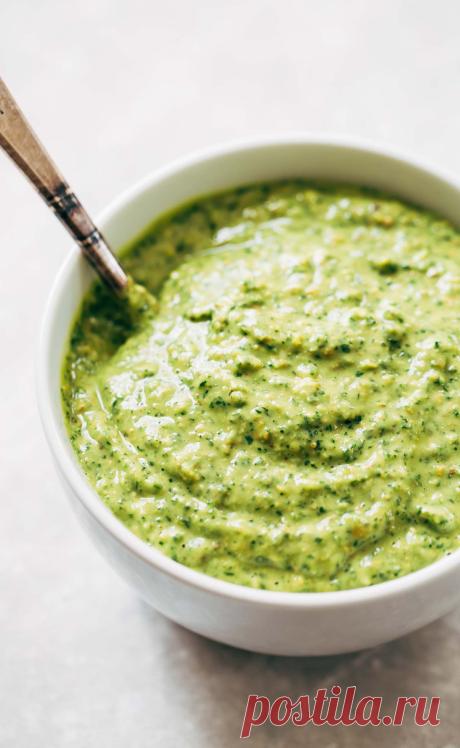 5 Minute Magic Green Sauce - Pinch of Yum Чашка листьев петрушки и кинзы.1авокадо.2зубка чеснока.1чл соли.1халапеньо без зерен. 0.5чашки холодной кипяченой воды. 0.5чашки оливкового масла. 0.5чашки фисташек(любых орехов).сок0.5лимона.Все в блендер