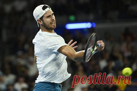 Российский теннисист поддержал Нагорный Карабах после матча на Australian Open. Российский теннисист армянского происхождения Карен Хачанов поддержал Нагорный Карабах после победы над американцем Фрэнсисом Тиафо в третьем круге Australian Open-2023. Спортсмен написал на объективе камеры «Арцах, держись!!!». Арцах — самоназвание непризнанной Нагорно-Карабахской республики.