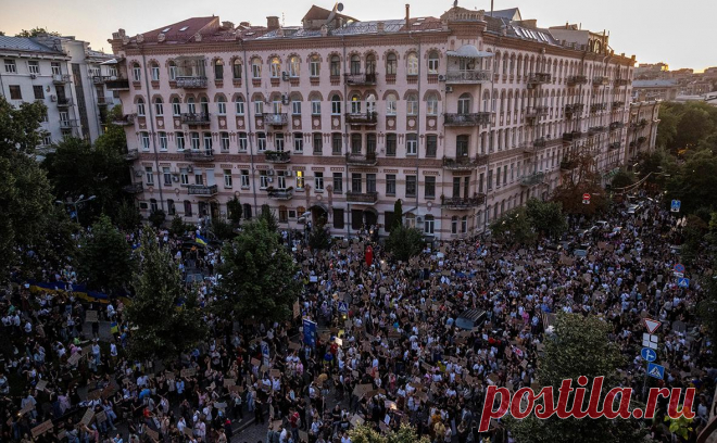 WSJ описала лидеров «протеста картонок» на Украине. Закон, ограничивающий независимость антикоррупционных ведомств, спровоцировал молодежные протесты на Украине — «революцию на картонках»: среди лидеров протеста WSJ описала популярного стендапера и военного врача