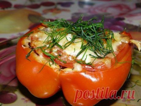 Перцы фаршированные | Ваши любимые рецепты
Ингредиенты:

На 4 порции:
2 крупных болгарских перчика,
грамм 200-300 мясного фарша,
1 помидор,
кусочек сыра для посыпки, зелень.