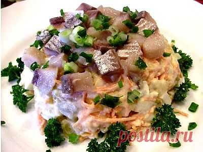 Салат простой, но очень вкусный!!!
В салате много различных ингредиентов, так что получается вполне самодостаточное блюдо. Таким салатом можно пообедать или поужинать. Рецепт тут