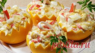 Апельсиновые корзиночки с крабовым салатом Ингредиенты:Апельсины – 2 штКрабовые палочки – 100 грЯйца – 3 штКонсервированная кукуруза – ½ банкиЧеснок – 2 зубчикаМайонез – 100 млСоль – по вкусуПетрушка – для украшения. Приготовление: Апельсины острым ножом разрезать пополам,придав им форму корзиночек. Аккуратно выбираем середину...