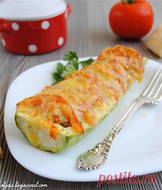 Лодочки из кабачка с мясом
Источник Лучшие рецепты от Повара


Ингредиенты:

1 средний молодой кабачок
100 гр. мясного фарша
1 помидор
70 гр. сыра
зелень петрушки, соль, перец молотый по вкусу
1 зубчик чеснока