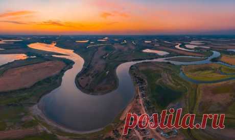 Рассвет над дельтой Волги, Астраханская область. Автор фото – Фёдор Лашков: nat-geo.ru/community/user/27502 Доброе утро!