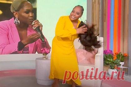 Парик слетел с головы популярной телеведущей в прямом эфире. Американская телеведущая и актриса Шерри Шеперд случайно оконфузилась в прямом эфире собственного шоу Sherri. На размещенных журналистами кадрах видно, что в ходе монолога популярной телезвезды длинный парик начал медленно сползать, а впоследствии и вовсе слетел с ее головы. Однако она не остановилась и завершила речь.