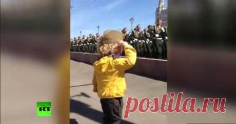 Маленький генерал: на репетиции парада Победы в Москве военные ответили на приветствие юного зрителя