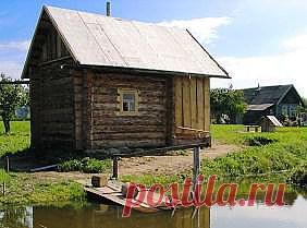 Знаешь ли ты, как париться в русской бане? Русские баньки, что в деревнях и сёлах, устроены таким образом, что печка с водяным котлом находится в том же месте, где моются. А способ разогрева такой бани бывает разным.