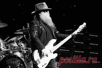 Умер басист ZZ Top Дасти Хилл. Басист ZZ Top Дасти Хилл умер в возрасте 72 лет. Музыкант скончался во сне в своем доме в Хьюстоне, штат Техас. Причина его смерти не уточняется. Отмечается, что недавно Хилл получил травму бедра, из-за которой был вынужден отказаться от выступлений в США. Связано ли это как-то со смертью музыканта, неизвестно.