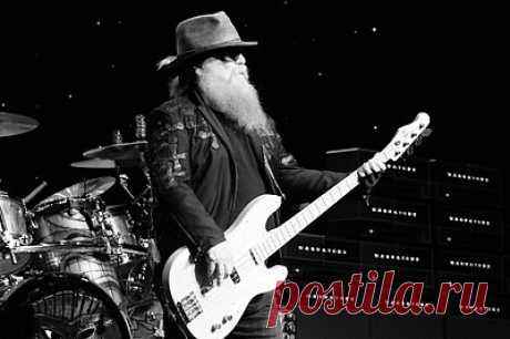 Умер басист ZZ Top Дасти Хилл. Басист ZZ Top Дасти Хилл умер в возрасте 72 лет. Музыкант скончался во сне в своем доме в Хьюстоне, штат Техас. Причина его смерти не уточняется. Отмечается, что недавно Хилл получил травму бедра, из-за которой был вынужден отказаться от выступлений в США. Связано ли это как-то со смертью музыканта, неизвестно.