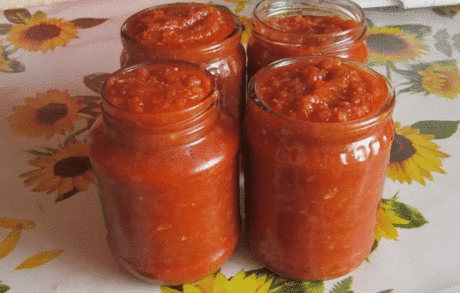 АДЖИКА из КАБАЧКОВ!
Продукты:
Кабачки 3 кг
Морковь 500 гр
Перец сладкий 500 гр
Чеснок 5 головок
Помидоры 1,5 кг
Красный перец молотый 2,5 ст.л
Сахар 100 гр
Соль 2 ст.л.
Масло растительное 200 гр
Приготовление:
Помидоры измельчить в мясорубке
Кабачки очистить от кожи и тоже пропустить через мясорубку
Следующим на очереди - сладкий перец, за ним - морковь
Выдавить чеснок или измельчить в ступке
Все овощи объединить. Добавить соль, сахар, масло
Варить кабачковую аджику на среднем огне периодическ
