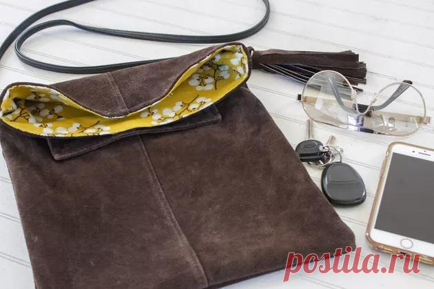 Сумка через плечо из старой замшевой куртки Пошить сумку можно из любого плотного материала, который оказался у вас под рукой. Не выбрасывайте старое пальто или пиджак, эти вещи прекрасно подойдут для творческих целей. Использовать сумку сво…