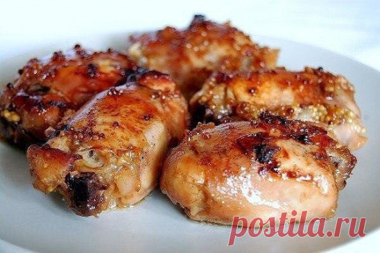 Курица, маринованная в горчично-медовом соусе
Прежде всего нужно приготовить маринад:

на 1 кг окорочков (бедрышек, ножек и т.п. )
мед - 3 столовые ложки
соевый соус - 2 столовые ложки
растительное масло - 2 столовые ложки
горчица обычная - 1 столовая ложка
горчица зерненая - 1 столовая ложка

Приготовление:

куриные бедра моем, немного промокаем бумажным полотенцем, снимаем кожу

укладываем в форму для готовки

сверху заливаем маринадом (для этого смешиваем все ингридиент...
