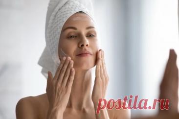 Как защитить кожу зимой? Зимой кожа часто становится сухой и раздражённой, даже у людей с жирным типом кожи. Основными причинами этого являются холод и ветер на улице, сухой воздух в помещениях, а также возрастные и гормональные изменения. Врач-дерматокосметолог Евгения Иконникова рассказала KP.RU о ключевых правилах ухода за кожей в холодное время года.