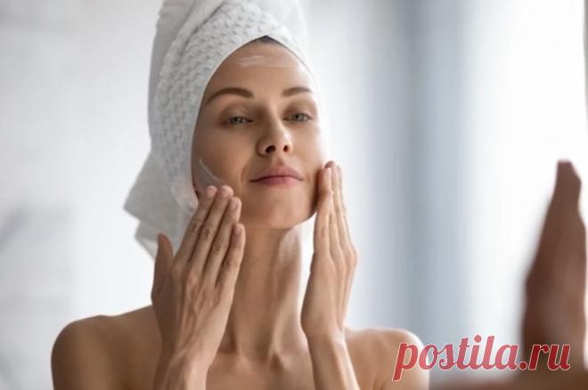 Как защитить кожу зимой? Зимой кожа часто становится сухой и раздражённой, даже у людей с жирным типом кожи. Основными причинами этого являются холод и ветер на улице, сухой воздух в помещениях, а также возрастные и гормональные изменения. Врач-дерматокосметолог Евгения Иконникова рассказала KP.RU о ключевых правилах ухода за кожей в холодное время года.