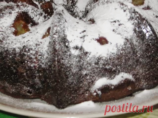 Шоколадная шарлотка с яблоками, виноградом и сливами