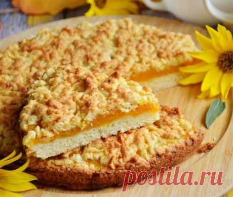 Насыпной тыквенный пирог
Ингредиенты:

Для теста:

Мука пшеничная — 150 г 
Сахар — 75 г 
Соль — 1–2 щепотки 
Разрыхлитель — 4 г 
Сливочное масло — 100 г 
Желтки яичные — 2 шт.

Для начинки:

Тыква (очищенная) — 300 г 
Сахар — 20 г 
Апельсин — 0,5 шт. 
Корица молотая — 0,5 ч. л.

Приготовление:

В миске смешайте просеянную муку, соль, сахар, разрыхлитель. Если любите ваниль — положите ее на этом этапе. Перемешайте.
В сухую смесь натрите на крупной тёрке замороженное сливочн...