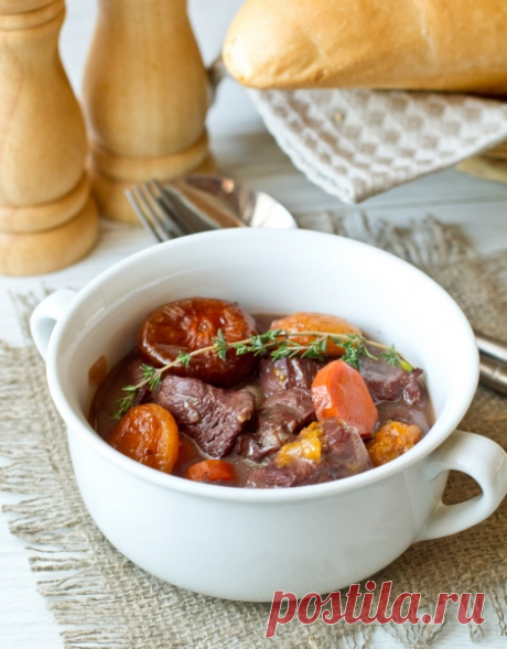 Жаркое из телятины с сухофруктами на Вкусном Блоге Сегодняшнее жаркое – отличный вариант для того, чтобы разнообразить домашнее мясное меню. Мясо отлично сочетается с сухофруктами, которые придают блюду деликатную сладость. К слову, вместо телятины вы можете смело использовать говядину или даже свинину – окорок или лопаточную часть. Набор сухофруктов можно изменять по своему вкусу – помимо кураги и…