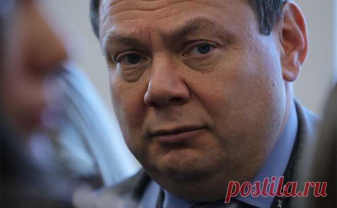 Bloomberg узнал о блокировке счетов прислуги дома Фридмана в Лондоне. Управляющий поместьем Фридмана из Литвы, а также родившаяся на Украине домработница не имеют доступа к своим счетам в британских банках, хотя Лондон не вводил против них санкции. Фридман подпал под санкции Британии в марте 2022-го