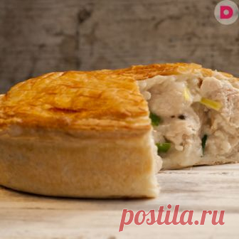 Пирог с картофельно-куриной начинкой отличается нежной консистенцией и сытностью. Он подойдет в качестве перекуса или сытного завтрака. Готовить его можно из дрожжевого или слоеного теста, в любом случае получится очень вкусно.