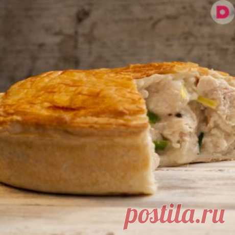 Пирог с картофельно-куриной начинкой отличается нежной консистенцией и сытностью. Он подойдет в качестве перекуса или сытного завтрака. Готовить его можно из дрожжевого или слоеного теста, в любом случае получится очень вкусно.