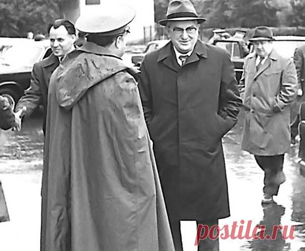 Советские промышленники начала 70-х годов ворочали почти миллиардными суммами в современном рублевом исчислении. Занимаясь высокодоходным бизнесом в обход государства, дельцы меховой мафии в конце концов попали в поле зрения КГБ. Руководил операцией «Картель» лично Андропов. Как он покончил с меховой мафией в СССР: