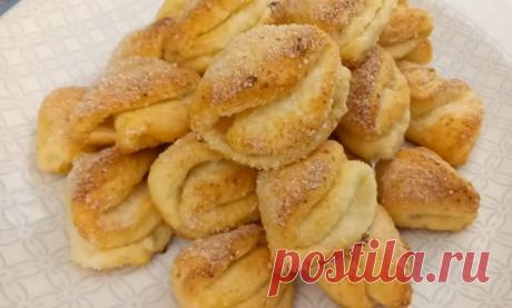 ИДЕАЛЬНОЕ ТВОРОЖНОЕ ПЕЧЕНЬЕ. БЕЗУМНО НЕЖНОЕ, ТАЮЩЕЕ ВО РТУ!
Девочки, это просто чудо-рецепт! Творожное печенье готовится буквально из того, что всегда есть дома, а результат — пальчики оближешь! Нежное, слоёное, с хрустящей корочкой — моя семья съедает всё мгновенно. 
Ингредиенты:
- Творог (средней влажности) — 200 г  
- Сливочное масло (размягчённое) — 100 г  
- Мука — 150 г (ориентировочно)  
- Разрыхлитель — 5 г  
- Сахар — 4 ст. л. (для теста)  
- Ванильный сахар — 5 г